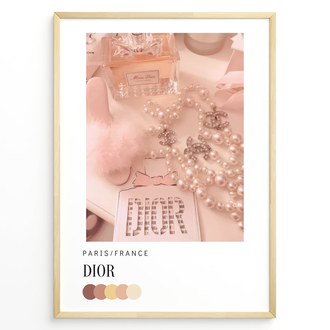 Fashion Plakat | Parisian Luxury Flat Lay – Dior & Chanel Pink Aesthetic Plakaty.dk | Flat lay image with Miss Dior perfume, Chanel pearl necklaces, pink accessories, and a soft pink color palette labeled “Paris/France Dior”.