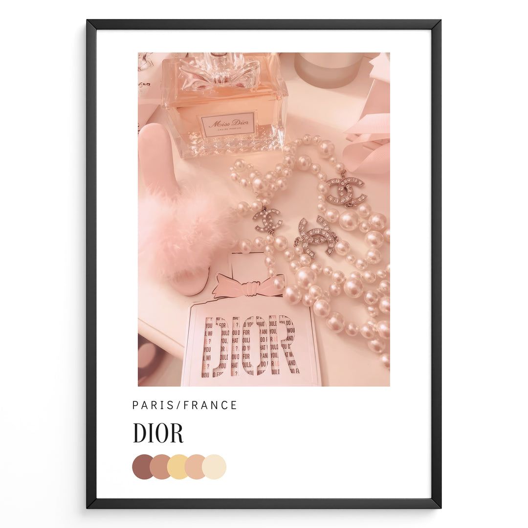 Fashion Plakat | Parisian Luxury Flat Lay – Dior & Chanel Pink Aesthetic Plakaty.dk | Flat lay image with Miss Dior perfume, Chanel pearl necklaces, pink accessories, and a soft pink color palette labeled “Paris/France Dior”.