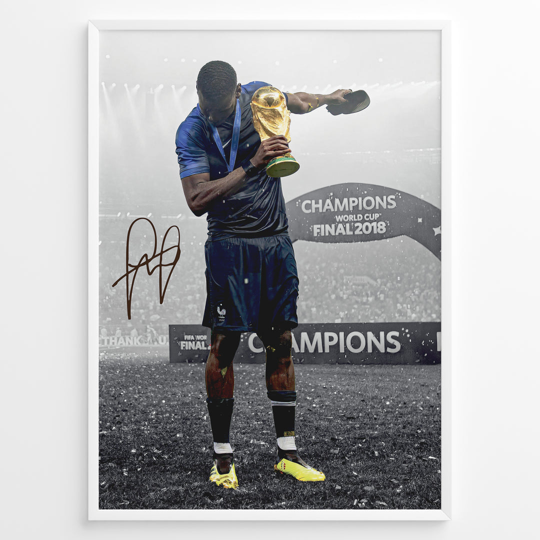 Paul Pogba fodbold plakat hvor han holder VM trofæet efter Frankrigs sejr ved verdensmesterskabet 2018.