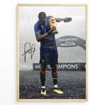 Indlæs billede til gallerivisning Paul Pogba fodbold plakat hvor han holder VM trofæet efter Frankrigs sejr ved verdensmesterskabet 2018.
