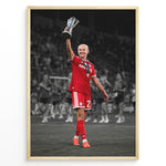 Indlæs billede til gallerivisning Pernille Harder im Bayern-München-Trikot mit einer Trophäe auf einem stilvollen schwarz-weißen Fußballposter.
