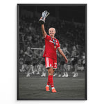 Indlæs billede til gallerivisning Pernille Harder i Bayern München-trøje med et trofæ på en stilfuld sort-hvid fodboldplakat.
