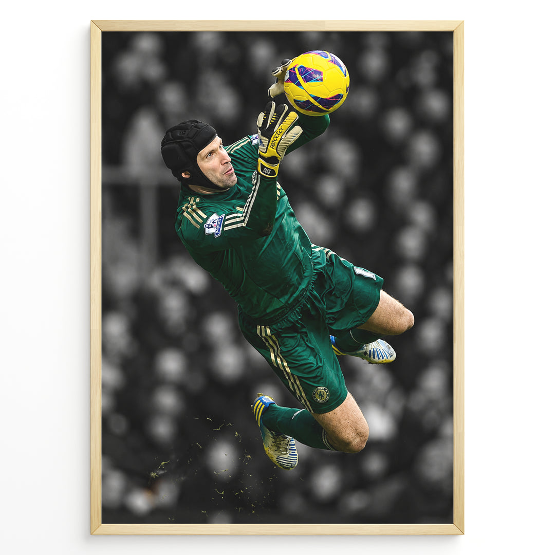 Petr Čech im Torwarttrikot des Chelsea FC bei einer spektakulären Parade. Der schwarz-weiße Stadionhintergrund hebt die grünen und gelben Farben des Motivs hervor.