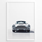 Indlæs billede til gallerivisning Front view illustration of a classic silver Aston Martin DB5 on a minimal white background.
