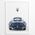 Indlæs billede til gallerivisning Illustration of a classic blue Maserati coupe viewed from the front with Maserati logo above.
