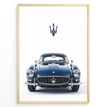 Indlæs billede til gallerivisning Illustration of a classic blue Maserati coupe viewed from the front with Maserati logo above.
