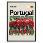 Indlæs billede til gallerivisning Portugal holdfoto plakat | Portugal 2024-2025 iført røde trøjer og grønne shorts, hele holdet samlet til kamp med ikonisk selvsikkerhed.
