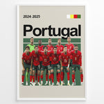 Indlæs billede til gallerivisning Portugal holdfoto plakat | Portugal 2024-2025 iført røde trøjer og grønne shorts, hele holdet samlet til kamp med ikonisk selvsikkerhed.

