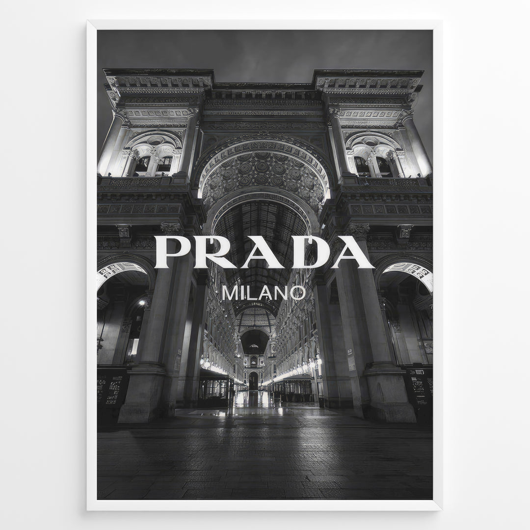 Fashion Plakat | Prada Milano at Galleria Vittorio Emanuele II – Black and White Fashion & Architecture Photography Plakaty.dk | Black and white photo of the Prada Milano store at Galleria Vittorio Emanuele II in Milan, Italy, with grand architecture and night lighting