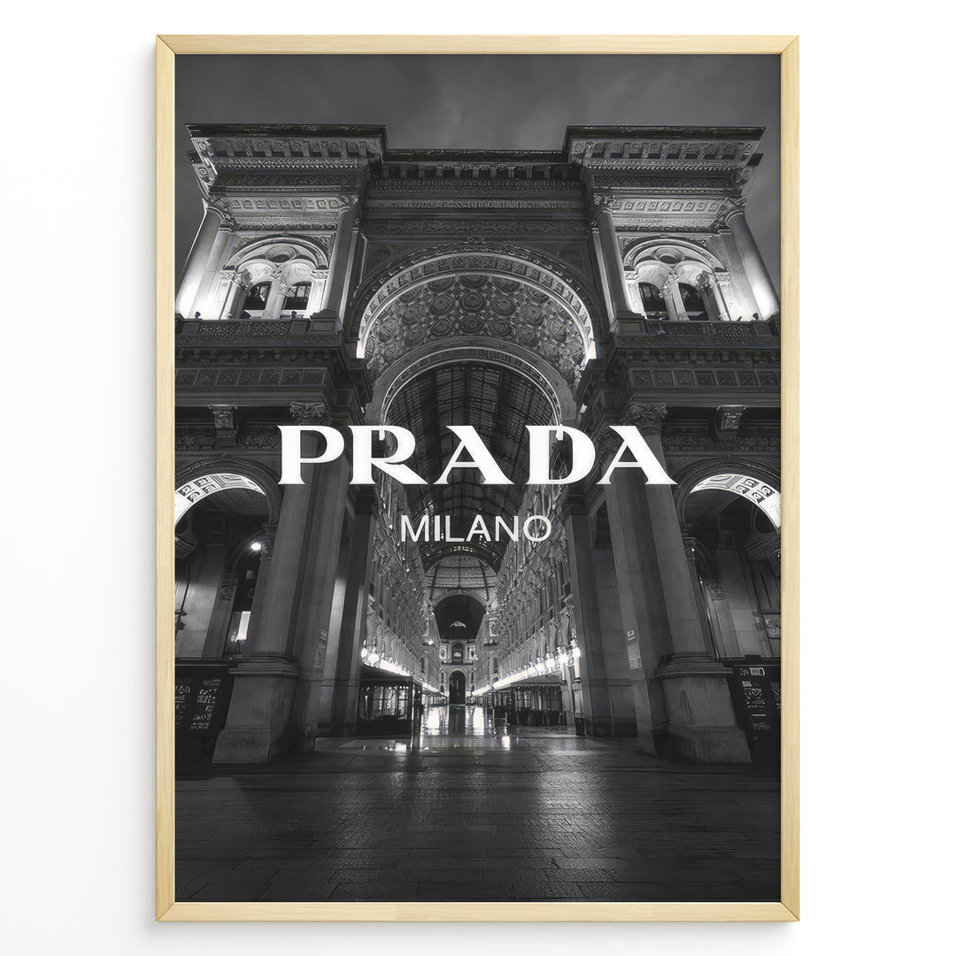 Fashion Plakat | Prada Milano at Galleria Vittorio Emanuele II – Black and White Fashion & Architecture Photography Plakaty.dk | Black and white photo of the Prada Milano store at Galleria Vittorio Emanuele II in Milan, Italy, with grand architecture and night lighting