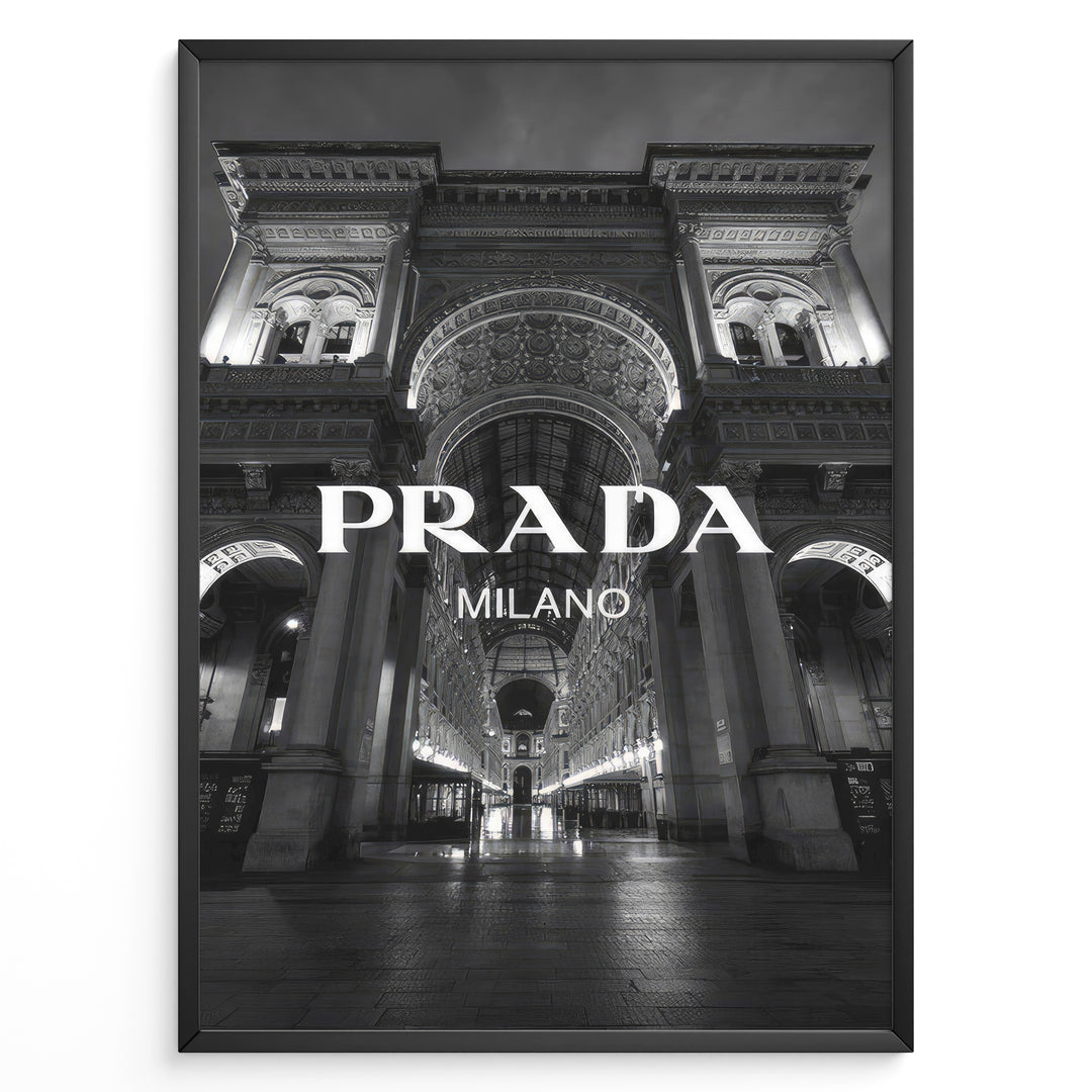 Fashion Plakat | Prada Milano at Galleria Vittorio Emanuele II – Black and White Fashion & Architecture Photography Plakaty.dk | Black and white photo of the Prada Milano store at Galleria Vittorio Emanuele II in Milan, Italy, with grand architecture and night lighting
