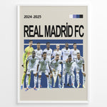Indlæs billede til gallerivisning Real Madrid holdfoto plakat | Real Madrid 2024-2025 i hvidt kampkit, samlet i opstilling før kamp – klar til Champions League-triumf.
