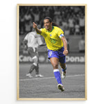 Indlæs billede til gallerivisning Ronaldinho im ikonischen gelben Brasilien-Trikot mit der Nummer 10 beim Feiern auf dem Fußballplatz. Ein schwarz-weißer Hintergrund hebt die brasilianischen Farben hervor.
