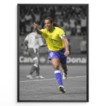 Indlæs billede til gallerivisning Ronaldinho i den klassiske gule Brasilien-trøje med nummer 10, hvor han løber og fejrer på fodboldbanen. Sort-hvid baggrund med fremhævede brasilianske farver.
