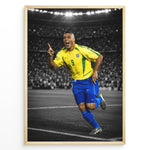 Indlæs billede til gallerivisning Ronaldo Nazário im ikonischen gelben Brasilien-Trikot mit der Nummer 9 beim Feiern auf dem Fußballplatz. Der schwarz-weiße Stadionhintergrund hebt die brasilianischen Farben hervor.
