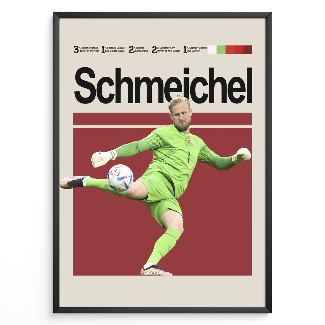 Kasper Schmeichel fodbold plakat i grøn Danmark målmandstrøje med spark til bolden og stilrent rødt baggrundsdesign.