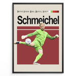 Indlæs billede til gallerivisning Kasper Schmeichel fodbold plakat i grøn Danmark målmandstrøje med spark til bolden og stilrent rødt baggrundsdesign.
