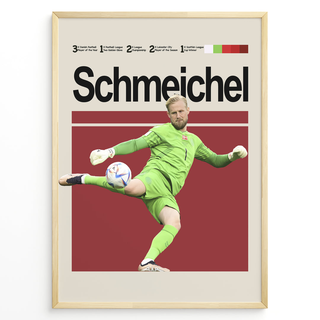 Kasper Schmeichel fodbold plakat i grøn Danmark målmandstrøje med spark til bolden og stilrent rødt baggrundsdesign.