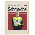 Indlæs billede til gallerivisning Peter Schmeichel fodbold plakat i klassisk grøn målmandstrøje fra Danmark landshold med stilrent rødt baggrundsdesign.

