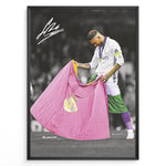 Indlæs billede til gallerivisning Sergio Ramos fodbold plakat i Real Madrid trøje hvor han står med klubflaget på banen efter triumf.
