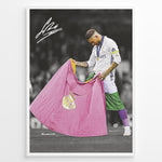 Indlæs billede til gallerivisning Sergio Ramos fodbold plakat i Real Madrid trøje hvor han står med klubflaget på banen efter triumf.
