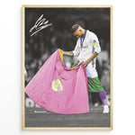 Indlæs billede til gallerivisning Sergio Ramos fodbold plakat i Real Madrid trøje hvor han står med klubflaget på banen efter triumf.
