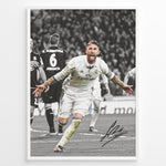 Indlæs billede til gallerivisning Sergio Ramos fodbold plakat i Real Madrid trøje hvor han jubler med armene bredt ud på banen.
