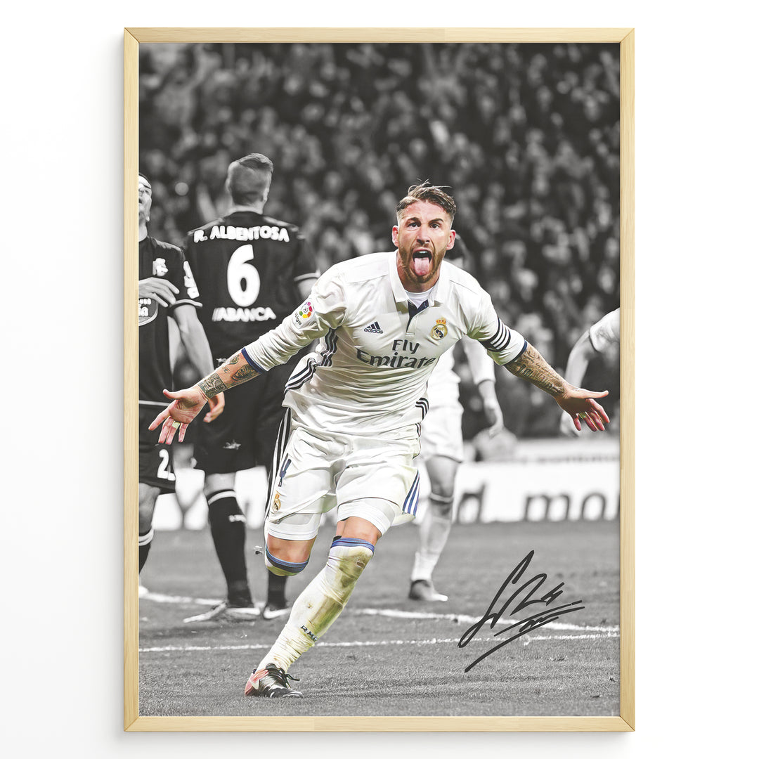 Sergio Ramos fodbold plakat i Real Madrid trøje hvor han jubler med armene bredt ud på banen.