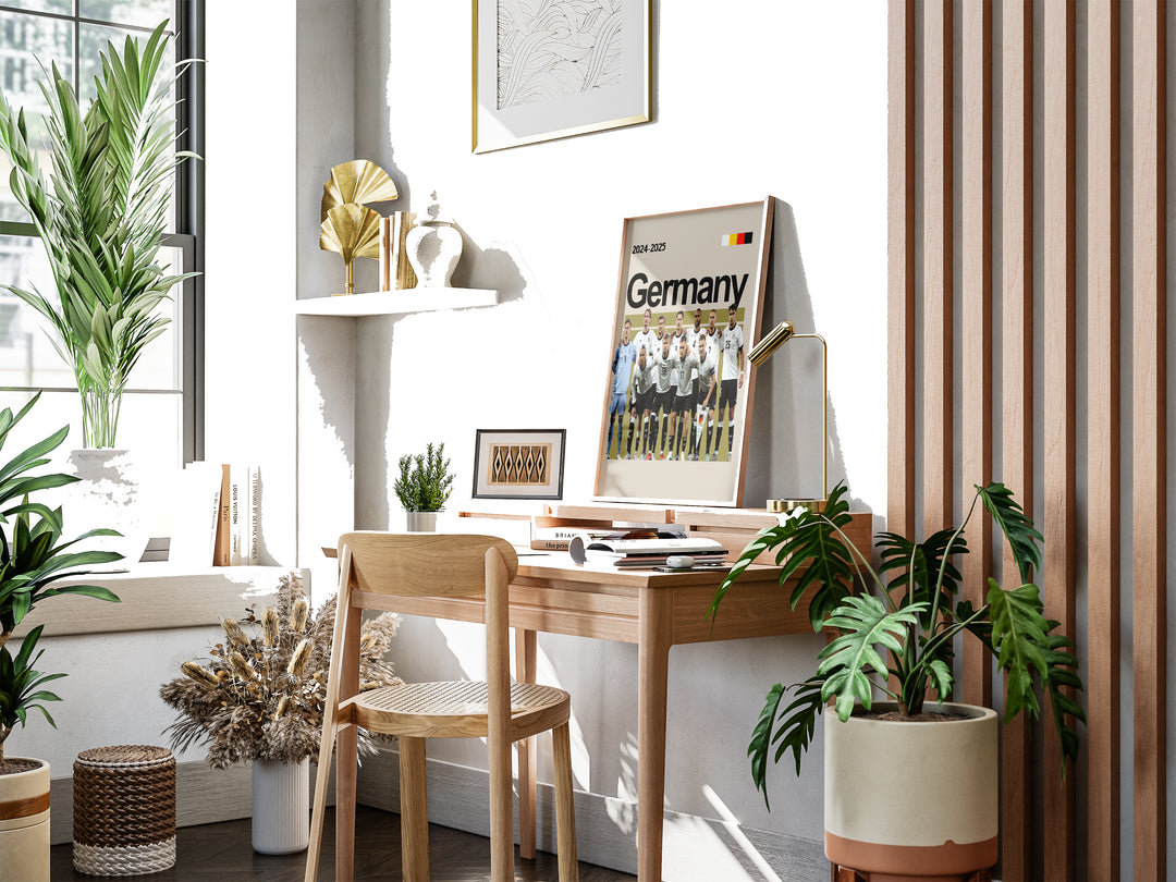 Holdfoto | Germany fodboldplakat 2024-2025 med spillere i hvid-sorte trøjer – stilrent design til alle Tyskland-fans.