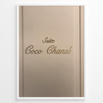 Indlæs billede til gallerivisning Fashion Plakat | Suite Coco Chanel Door Sign – Iconic Parisian Elegance Plakaty.dk | Beige door panel with elegant gold script reading “Suite Coco Chanel,” symbolizing luxury and Parisian elegance.

