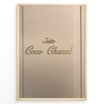 Indlæs billede til gallerivisning Fashion Plakat | Suite Coco Chanel Door Sign – Iconic Parisian Elegance Plakaty.dk | Beige door panel with elegant gold script reading “Suite Coco Chanel,” symbolizing luxury and Parisian elegance.

