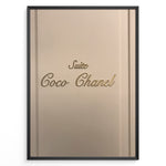 Indlæs billede til gallerivisning Fashion Plakat | Suite Coco Chanel Door Sign – Iconic Parisian Elegance Plakaty.dk | Beige door panel with elegant gold script reading “Suite Coco Chanel,” symbolizing luxury and Parisian elegance.
