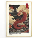Indlæs billede til gallerivisning Japanske plakater | En kraftfuld illustration i japansk stil med titlen Tera no Shugo-sha (Tempelets Vogter), der viser en majestætisk rød drage, der hvirvler gennem stormfulde skyer omkring en traditionel tempelpagode. En slående blanding af myte, kultur og dristig kunst.
