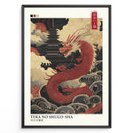 Indlæs billede til gallerivisning Japanske plakater | En kraftfuld illustration i japansk stil med titlen Tera no Shugo-sha (Tempelets Vogter), der viser en majestætisk rød drage, der hvirvler gennem stormfulde skyer omkring en traditionel tempelpagode. En slående blanding af myte, kultur og dristig kunst.
