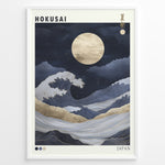 Indlæs billede til gallerivisning Japanske plakater | Modern gold and navy illustration of Hokusai’s Great Wave under a glowing full moon, with elegant Japanese and English text in a minimalist frame.
