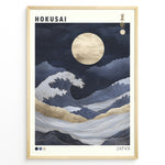 Indlæs billede til gallerivisning Japanske plakater | Modern gold and navy illustration of Hokusai’s Great Wave under a glowing full moon, with elegant Japanese and English text in a minimalist frame.
