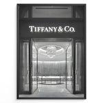 Indlæs billede til gallerivisning Fashion Plakat | Tiffany &amp; Co. Entrance – Luxury Jewelry Store Poster in Black &amp; White Plakaty.dk | Black and white photo of the Tiffany &amp; Co. boutique entrance with glass doors, a chandelier inside, and the illuminated brand name above.
