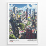 Indlæs billede til gallerivisning Japanske plakater | Poster of a colorful Tokyo cityscape featuring dense buildings with rooftop greenery, neon signs, and high-rise structures under a bright blue sky with clouds.
