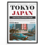 Indlæs billede til gallerivisning Japanske plakater | Blurred motion photograph of cars crossing a busy intersection in Tokyo at dusk, with bright neon signs and tall buildings in the background, framed by a poster layout with the text &quot;TOKYO JAPAN&quot; and a description of Tokyo’s city life.
