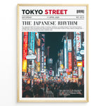Indlæs billede til gallerivisning Japanske plakater | Poster styled like a newspaper cover showing a crowded Tokyo street at night, with glowing neon signs in Japanese and a headline reading &quot;The Japanese Rhythm.&quot;
