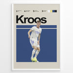 Indlæs billede til gallerivisning Toni Kroos fodbold plakater | Real Madrid-stjerne i hvid hjemmebanetrøje, klar til at aflevere bolden. Minimalistisk design.

