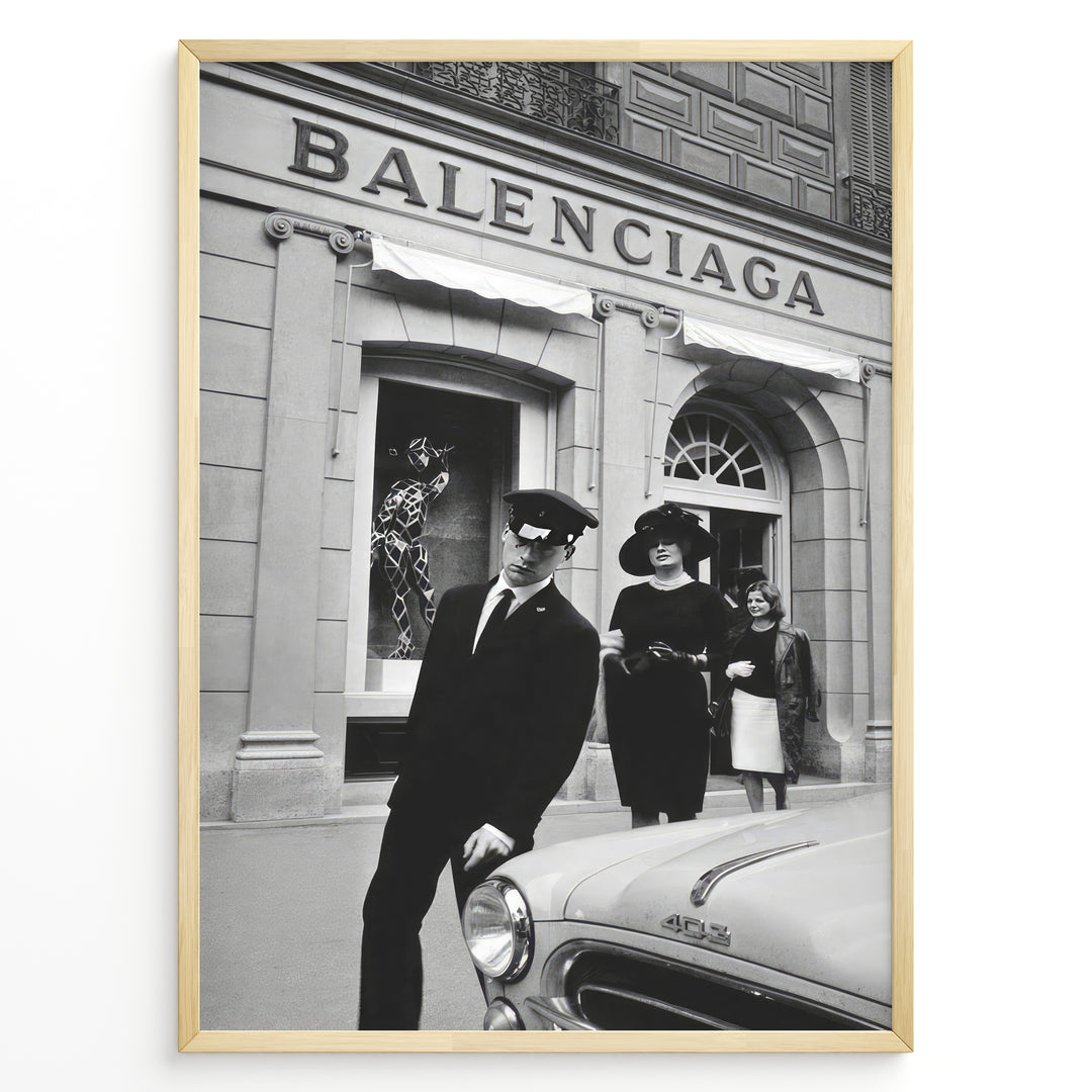 Fashion Plakat | Vintage Balenciaga Boutique – Paris Street Fashion Poster Plakaty.dk | Black and white photo of the Balenciaga boutique in Paris with a chauffeur, two stylish women, and a vintage car in the foreground.
