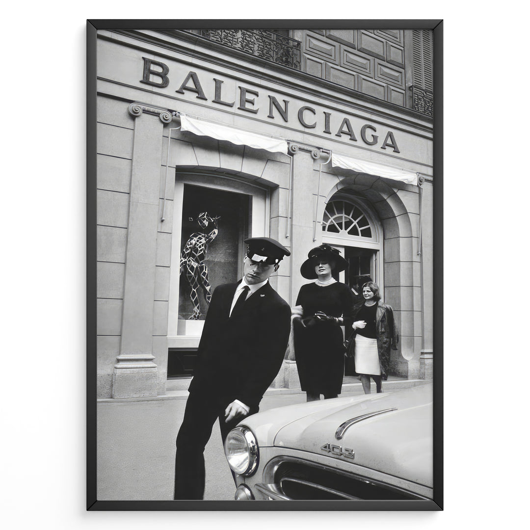 Fashion Plakat | Vintage Balenciaga Boutique – Paris Street Fashion Poster Plakaty.dk | Black and white photo of the Balenciaga boutique in Paris with a chauffeur, two stylish women, and a vintage car in the foreground.