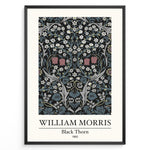 Indlæs billede til gallerivisning Framed William Morris Black Thorn 1892 art print plakat with detailed white and red flowers and blue-green leaves on a black background.
