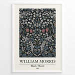 Indlæs billede til gallerivisning Framed William Morris Black Thorn 1892 art print plakat with detailed white and red flowers and blue-green leaves on a black background.
