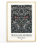 Indlæs billede til gallerivisning Framed William Morris Black Thorn 1892 art print plakat with detailed white and red flowers and blue-green leaves on a black background.
