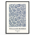 Indlæs billede til gallerivisning Framed William Morris Venetian 1868 art print plakat with detailed blue floral and leaf pattern on a light background.
