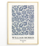 Indlæs billede til gallerivisning Framed William Morris Venetian 1868 art print plakat with detailed blue floral and leaf pattern on a light background.
