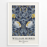 Indlæs billede til gallerivisning Framed William Morris Blue Flowers 1874 art print plakat with detailed blue, white, and yellow floral design on a dark background.

