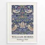 Indlæs billede til gallerivisning Framed William Morris Strawberry Thief 1883 art print plakat showing birds and strawberries with ornate floral patterns on a navy background.

